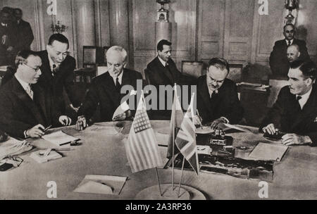 Fotografia mostra Cordell Hull, Segretario di Stato, Vyacheslav Molotov, degli esteri sovietico, Commissario e Anthony Eden, Segretario degli esteri britannico, a assor Foto Stock