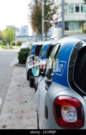 VANCOUVER, BC, Canada - Settembre 21, 2019: una fila di Auto2Go SmartCars a Vancouver il villaggio Olimpico che fanno parte di Vancouver auto ridesharing Foto Stock