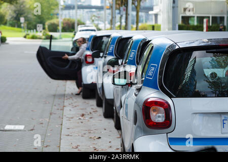 VANCOUVER, BC, Canada - Settembre 21, 2019: una fila di Auto2Go SmartCars a Vancouver il villaggio Olimpico che fanno parte di Vancouver auto ridesharing Foto Stock