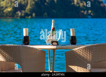 Un tavolo per due in Europa orientale. Il lago di Bled, Slovenia. Foto Stock
