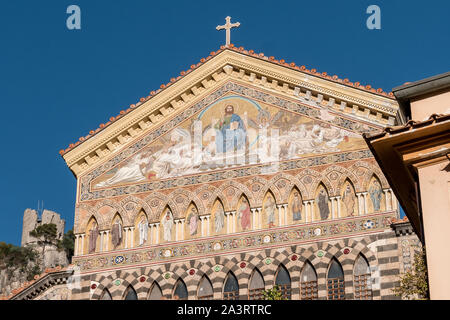 Saint Andrew nella Cattedrale di Amalfi, Italia. Dettagli di entrata anteriore dedicata all Apostolo. St Andrew Duomo situato nella piazza del Duomo di Amalfi, Italia. Foto Stock