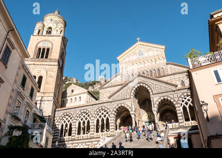 St Andrew Cattedrale e la scalinata che conduce in piazza del Duomo, Amalfi Town Center, Amalfi, Italia. Foto Stock