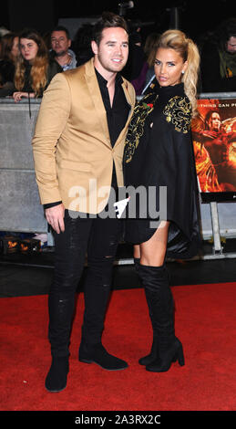 Foto deve essere accreditato ©Kate verde/Alpha premere 079965 05/11/2015 Katie Price AKA Jordan e mio marito e Kieran Hayler la fame giochi Mockingjay Parte 2 Premiere Odeon Leicester Square Londra Foto Stock