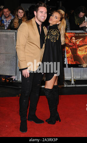 Foto deve essere accreditato ©Kate verde/Alpha premere 079965 05/11/2015 Katie Price AKA Jordan e mio marito e Kieran Hayler la fame giochi Mockingjay Parte 2 Premiere Odeon Leicester Square Londra Foto Stock