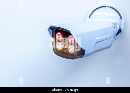 Dettaglio di una videocamera di sorveglianza con tecnologia a infrarossi per visione notturna. Concetto di sicurezza. Foto Stock