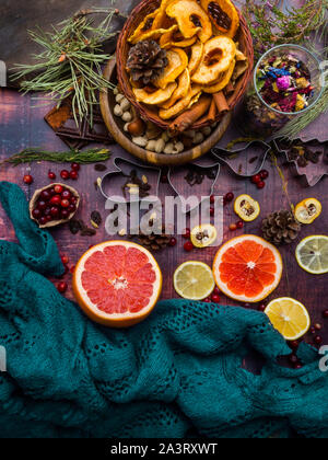 In autunno e in inverno ingredienti ancora in vita con pompelmi,limone,, cranberry, dadi e spezie, erbe, ramo verde ingredienti per natale la cottura e H Foto Stock