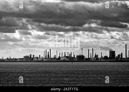 Amsterdam Paesi Bassi North Sea Canal 10 agosto 2019 l'industria e le stazioni di alimentazione lungo il canale in bianco e nero Foto Stock