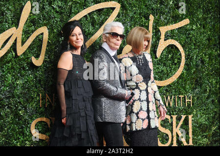 Foto deve essere accreditato ©Kate verde/Alpha premere 079965 23/11/2015 Amanda Harlech Anna Wintour e Karl Lagerfeld presso il British Fashion Awards 2015 tenutosi presso il Colosseo a Londra Foto Stock