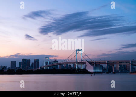 Bella serata a Odaiba, presso Tokyo affacciata sul mare. Cielo vibrante durante il tramonto. Foto Stock