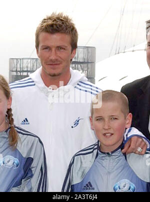 Foto deve essere accreditato ©Alfa 057343 14/03/2005 David Beckham con Harry Kane come un giovane ragazzo al Beckham Soccer Academy lancio presso il Trinity Boa nella zona est di Londra Foto Stock