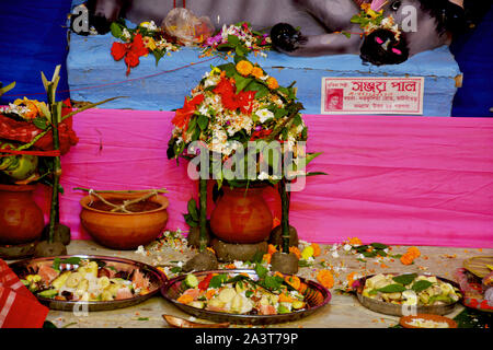 Chanda Bazar, Nord 24 Parganas, India, il 6 ottobre, 2019 : il Puja indù materiali come vasi di terracotta, mango foglie, fiori, lampade di terracotta etc. Foto Stock