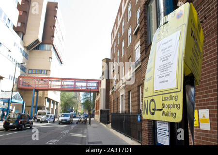 Foto deve essere accreditato ©Jeff Spicer/Alfa premere 077392 15/04/2015 le restrizioni per il parcheggio sono stati messi in atto presso l'ospedale St Mary Lindo ala in Paddington, Londra in preparazione della nascita di Kate Duchessa di Cambridge Catherine Katherine Middleton e il principe William Duca di Cambridge secondo bambino. Foto Stock