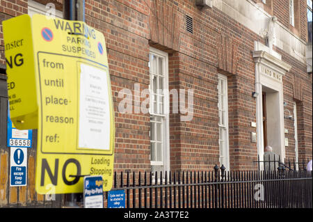 Foto deve essere accreditato ©Jeff Spicer/Alfa premere 077392 15/04/2015 le restrizioni per il parcheggio sono stati messi in atto presso l'ospedale St Mary Lindo ala in Paddington, Londra in preparazione della nascita di Kate Duchessa di Cambridge Catherine Katherine Middleton e il principe William Duca di Cambridge secondo bambino. Foto Stock