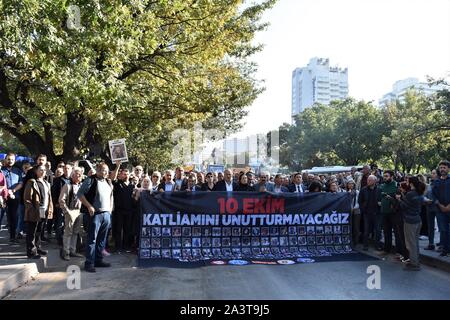 Ankara, Turchia. 10 ottobre, 2019. Le persone in possesso di un banner durante una commemorazione segnando il quarto anniversario della Turchia di più letali attacchi di terrore in cui 103 civili sono stati uccisi e più di 500 altri sono stati feriti il 10 ottobre 2015. Credito: Altan Gocher/ZUMA filo/Alamy Live News Foto Stock