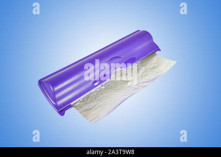 Lamina di alluminio roll in contenitore di plastica su gradiente di colore da bianco a sfondo blu, close up Foto Stock