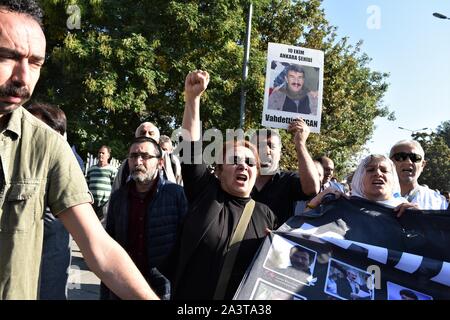 Ankara, Turchia. 10 ottobre, 2019. Le persone cantano slogan durante una commemorazione segnando il quarto anniversario della Turchia di più letali attacchi di terrore in cui 103 civili sono stati uccisi e più di 500 altri sono stati feriti il 10 ottobre 2015. Credito: Altan Gocher/ZUMA filo/Alamy Live News Foto Stock