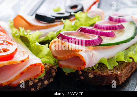 Panini con pomodori Tritare le olive e la cipolla rossa close-up Foto Stock