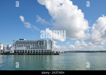 Vista sull'Hilton hotel di Auckland Harbour Bridge in background. Foto Stock