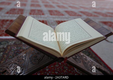 Corano su un supporto di legno in moschea. Il Corano è libro sacro della religione dell Islam Foto Stock