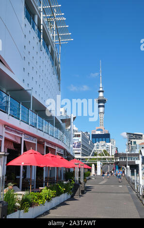 Vista su Sky Tower e da Princes Wharf. Foto Stock