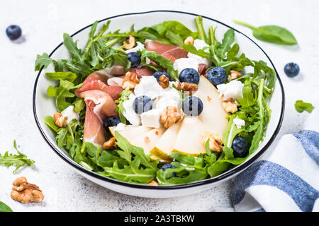 Insalata verde con foglie e frutta e prosciutto. Foto Stock