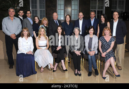 Foto deve essere accreditato ©Jeff Spicer/Alfa premere 079858 13/08/2015 Cast bancata posteriore, Jim Carter, Michael Fox, Rob James Collier, Sophie McShera, Lesley Nicol, Julian Fellowes, Liz Trubridge, Gareth Neame, Hugh Bonneville, Raquel Cassidy, Kevin Doyle. Bancata anteriore, Phyllis Logan, Joanne Froggatt, Michelle Dockery, Maggie Smith, Elizabeth McGovern e Samantha Bond presso l Abbazia di Cavendish premere lancio tenutasi al Mayfair Hotel Londra Foto Stock