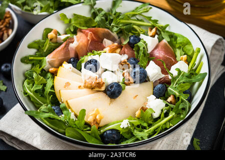 Insalata verde con foglie e frutta e prosciutto. Foto Stock