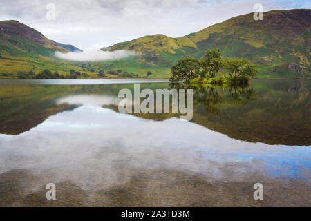 Buttermere, Lake District, ancora perfettamente, la calma e la riflessione in lago Foto Stock