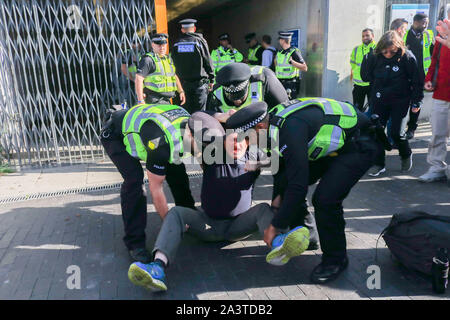 London, Regno Unito - 10 ottobre 2019. La polizia effettuare arresti di attivisti come tentativo di shutdown London City airport come parte di una campagna per costringere il governo a dichiarare un clima di emergenza e un impegno ad arrestare la perdita di biodiversità e net zero emissioni di carbonio entro il 2025 e per la creazione di una assemblea dei cittadini sul clima e sulla giustizia ecologica Credit: amer ghazzal/Alamy Live News Foto Stock