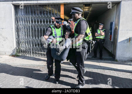 London, Regno Unito - 10 ottobre 2019. La polizia effettuare arresti di attivisti come tentativo di shutdown London City airport come parte di una campagna per costringere il governo a dichiarare un clima di emergenza e un impegno ad arrestare la perdita di biodiversità e net zero emissioni di carbonio entro il 2025 e per la creazione di una assemblea dei cittadini sul clima e sulla giustizia ecologica Credit: amer ghazzal/Alamy Live News Foto Stock