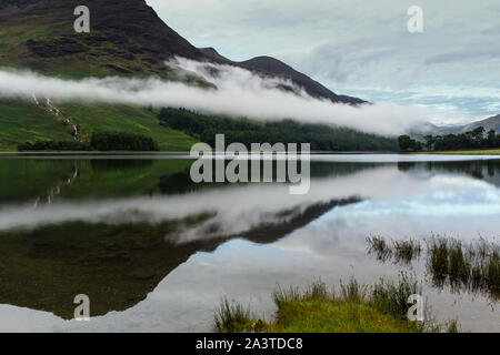 Buttermere, Lake District, ancora perfettamente, la calma e la riflessione in lago Foto Stock