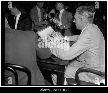 Testimonianza di Chicago cop goduto stormy sessione della Commissione parlamentare libertà civili. Washington D.C. 1 luglio. Testimonianza di Sergt. Lawrence Lyons, Chicago funzionario di polizia responsabile di uno dei particolari che partecipano al Memorial Day sommossa in cui 10 marching riscontri in acciaio sono stati uccisi, climaxd una burrascosa udienza davanti al Senato Commissione parlamentare libertà civili di oggi. Egli ha assunto un atteggiamento beligerent nella sua negazione che le forze di polizia sono assassini. La sua testimonianza è stata spesso punteggiati dai fischi degli spettatori in udienza e quando egli si scontrarono con Presidente Lafollette. 7/1/37 Foto Stock