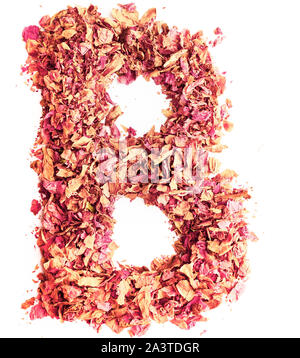 Lettera B, fatta di secche petali di rose, isolati su sfondo bianco. Cibo tipografia, alfabeto inglese. Elemento di design Foto Stock