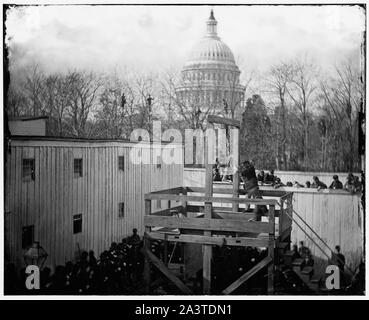 Esecuzione di Henry Wirz inglese: l'esecuzione di Henry Wirz, comandante della (Confederate) Andersonville prigione, vicino al Campidoglio US momenti dopo la botola è stata sospesa Washington, D.C. Soldato che scaturisce la trappola di uomini in alberi e cupola del Campidoglio al di là Foto Stock