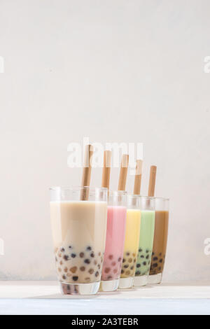 Varie aromatizzati buble tè o boba tè con cannucce su sfondo bianco Foto Stock