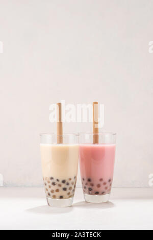 Varietà di fatti in casa da tè bolla/ boba tè con perle di tapioca su sfondo bianco Foto Stock
