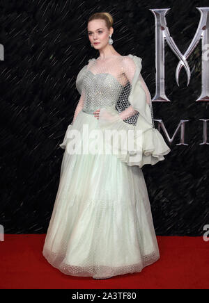 Elle Fanning assiste il Maleficent: padrona del male European Film Premiere a l'Odeon IMAX Waterloo a Londra. Foto Stock