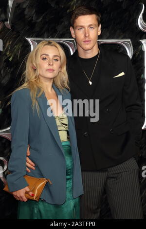 Harris Dickinson e rosa grigio a frequentare il Maleficent: padrona del male European Film Premiere a l'Odeon IMAX Waterloo a Londra. Foto Stock