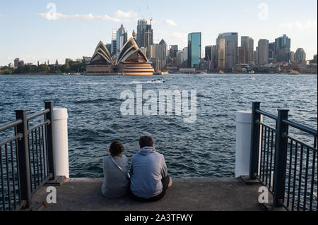 22.09.2019, Sydney, Nuovo Galles del Sud, Australia - Vista dal lungomare di Kirribilli presso lo skyline della città con il quartiere affaristico centrale di Sydney e il Sydney Foto Stock