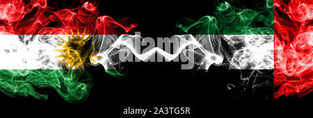 Il Kurdistan vs Emirati Arabi Uniti, Emirati bandiere di fumo affiancati. Spessa colorata fumo setosa bandiere dei curdi e Emirati Arabi Uniti, Emirati Foto Stock