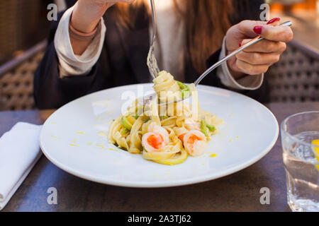Close up fettuccini sul cucchiaio, pasta con gamberetti Foto Stock