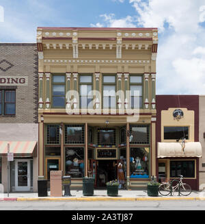 Il 1889 Viale principale arredamento edificio (una volta a casa per il Balthasar Kern Berlina e più recentemente, nel 2015, l'Animas Trading Co. store) in Durango, la sede di La Plata County nel sud del Colorado Foto Stock