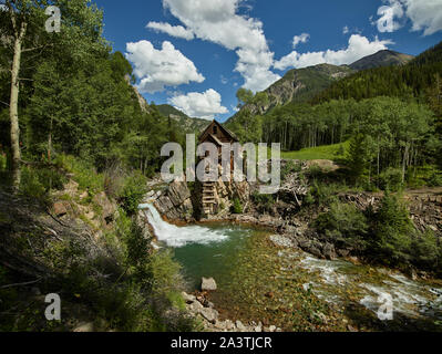 Il 1892 potente sopra il fiume di cristallo in quello che ora è il virtual città fantasma (fatta eccezione per una manciata di estate-solo i residenti) di cristallo nella contea di Gunnison, Colorado Foto Stock