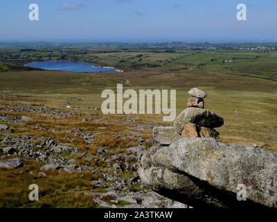 Vista dalla cima del Tor ruvida verso il lago in Stannon opere e Waterford a Bodmin Moor vicino a Camelford, Cornwall, Regno Unito. Foto Stock