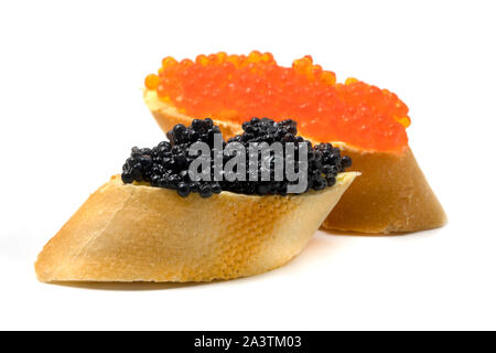 Uova di salmone e caviale di storione su sfondo bianco Foto Stock