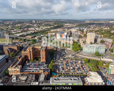 Foto aeree prese sul centro di Leeds nel Regno Unito, che mostra il tipico British centro lungo con alberghi, aziende e centri per lo shopping, presa Foto Stock