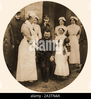 La prima guerra mondiale - Bandsman T.E. Rendle (1884-1946) del Duca di Cornovaglia la fanteria leggera fotografato con infermieri e colleghi (a Exeter Hospital) dopo essersi aggiudicato la Victoria Cross (VC) medaglia, Gran Bretagna il più alto premio militare, per il coraggio . Foto Stock