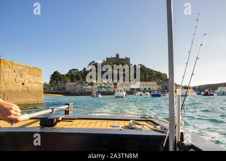 Prendere il traghetto per tornare alla terra ferma dopo l alta marea ha coperto di marea tra causeway Marazion e Saint Michaels Monte Isola in Cornovaglia Foto Stock