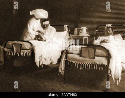 La prima guerra mondiale - una sorella tendente feriti soldati britannici in un ospedale militare vicino alla parte anteriore in Francia. Foto Stock