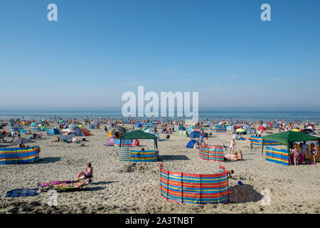 West Wittering spiaggia su una banca di agosto weekend di vacanza con i vacanzieri godere il sole e sabbia. Foto Stock